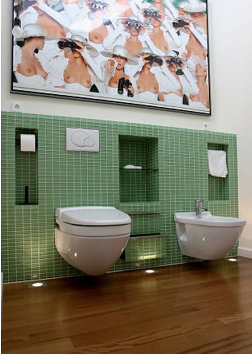 Mittelgroßes Modernes Badezimmer En Suite mit Wandwaschbecken, gefliestem Waschtisch, Wandtoilette, Keramikfliesen und oranger Wandfarbe in Frankfurt am Main