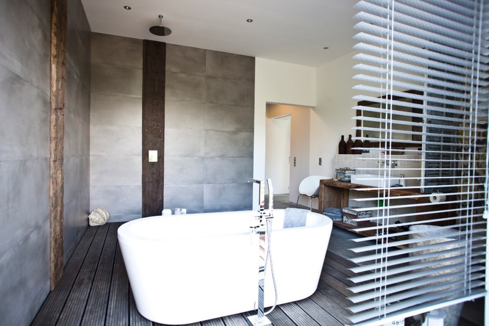 Immagine di una stanza da bagno con vasca freestanding