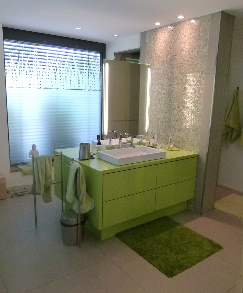 Idee per un'ampia stanza da bagno padronale moderna con lavabo a bacinella, ante lisce, ante verdi, top in legno, doccia a filo pavimento, piastrelle grigie, piastrelle a mosaico, pareti bianche e pavimento con piastrelle in ceramica
