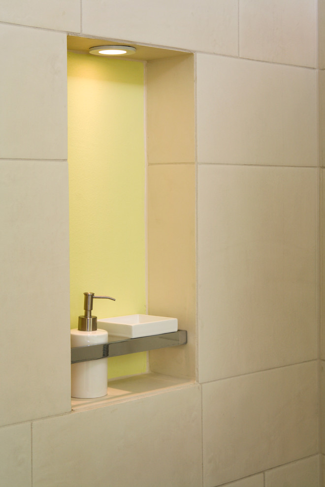 Ejemplo de cuarto de baño contemporáneo pequeño con lavabo suspendido, ducha a ras de suelo, sanitario de pared, baldosas y/o azulejos de cerámica, paredes verdes y suelo de baldosas de cerámica