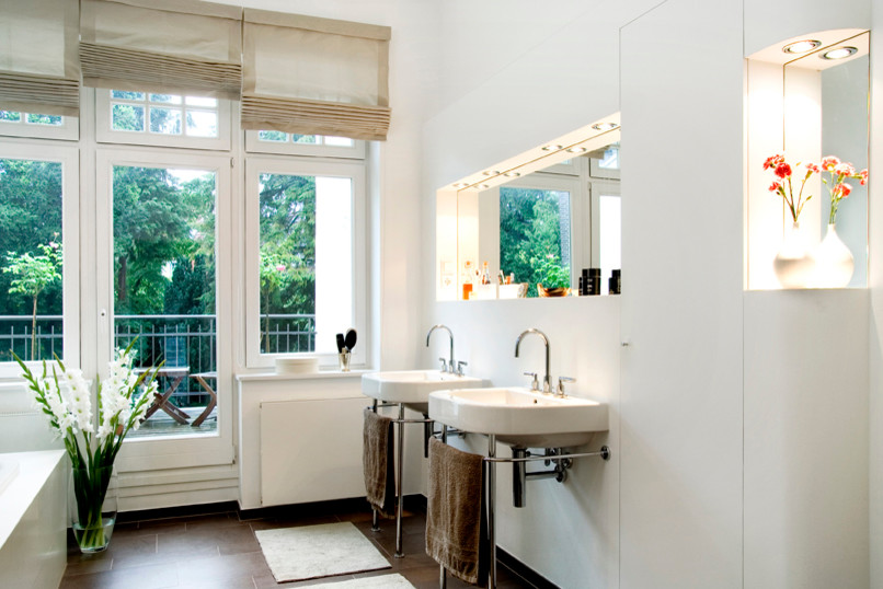 Cette photo montre une petite salle de bain tendance avec un lavabo suspendu, un placard à porte plane, des portes de placard blanches, WC suspendus, un mur blanc et un sol en carrelage de céramique.