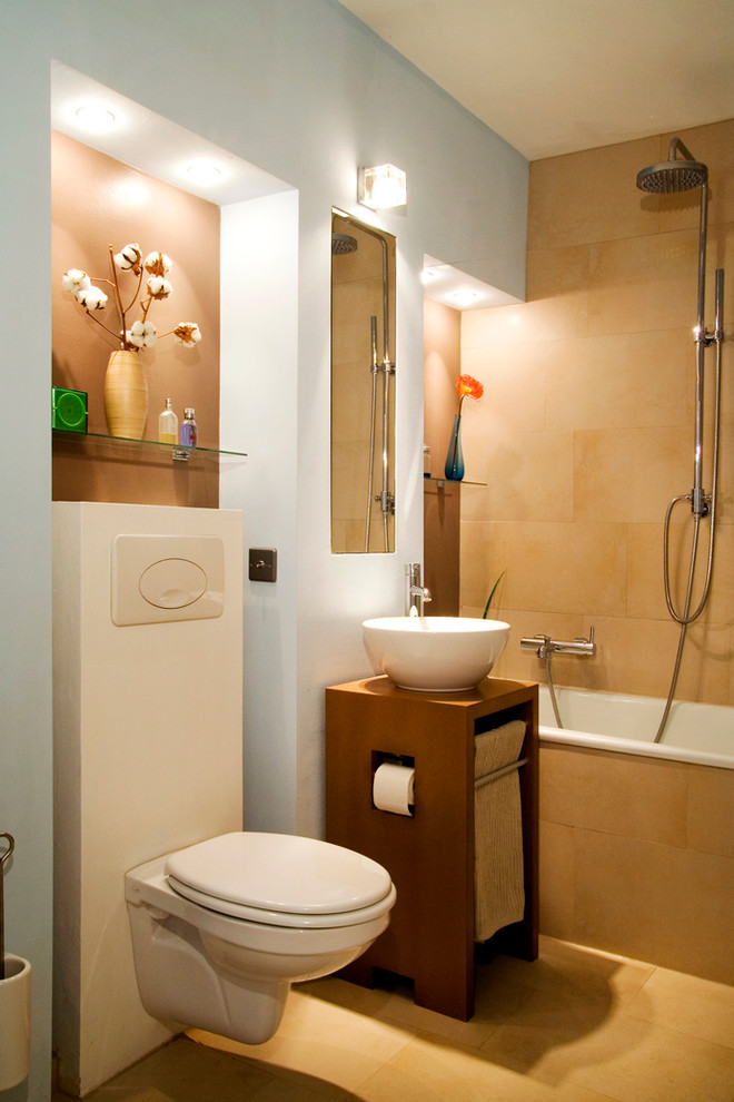 Kleines Modernes Badezimmer mit Aufsatzwaschbecken, Einbaubadewanne, Duschbadewanne, Wandtoilette, beigen Fliesen, Keramikfliesen, blauer Wandfarbe und Keramikboden in Hamburg