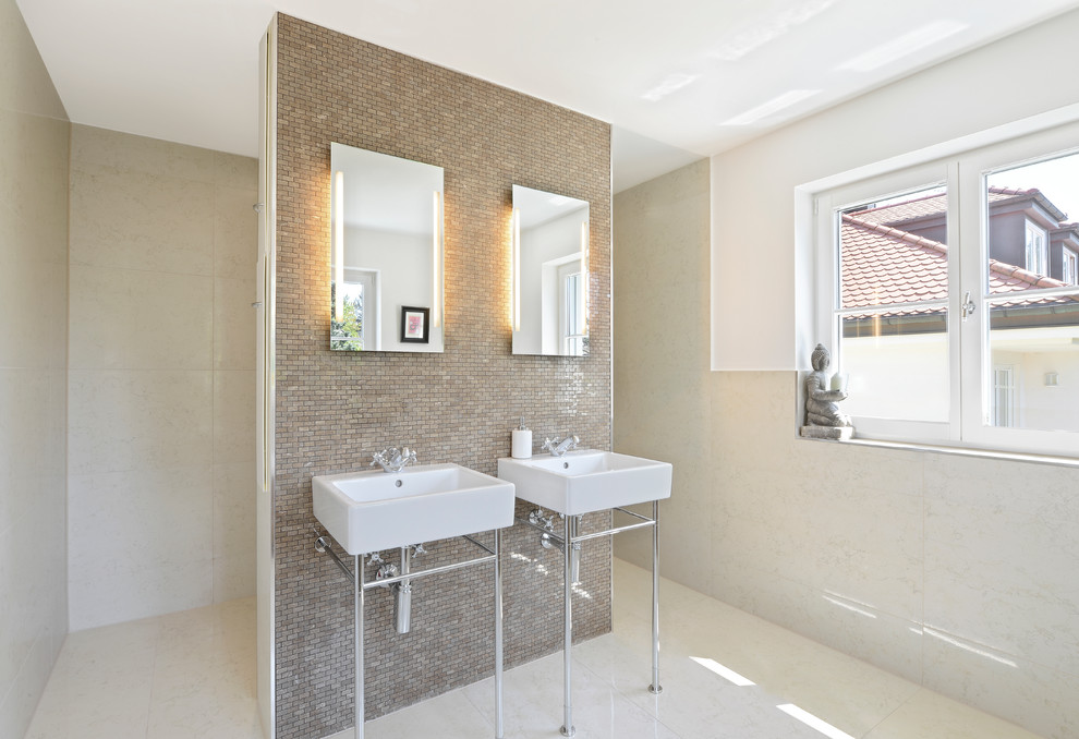 Foto di una grande stanza da bagno contemporanea con lavabo a consolle, piastrelle a mosaico, pareti beige, pavimento in travertino, piastrelle marroni e piastrelle grigie
