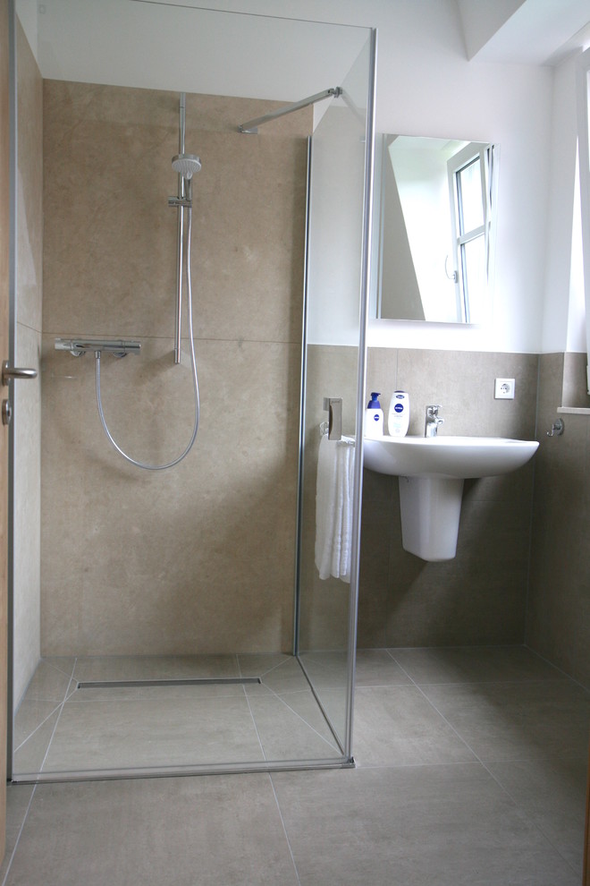 Cette image montre une salle de bain principale design avec une douche à l'italienne, un carrelage beige, du carrelage en marbre, un sol en carrelage de céramique et un sol gris.
