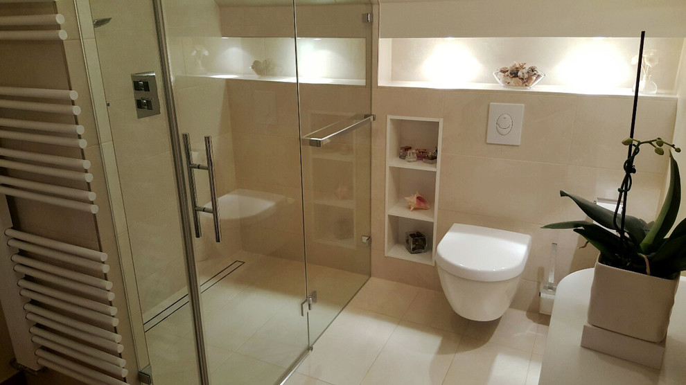 Idee per una stanza da bagno design con doccia a filo pavimento e WC sospeso