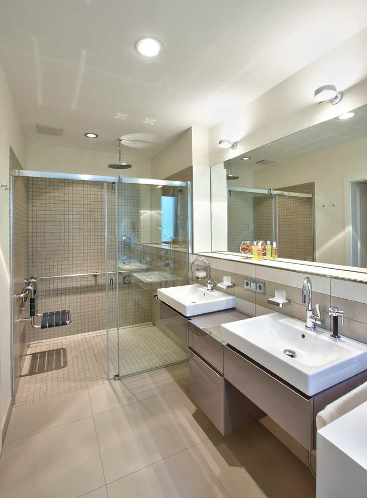 Свежая идея для дизайна: ванная комната среднего размера в современном стиле с серыми фасадами, душем без бортиков, бежевой плиткой, белыми стенами, душевой кабиной, плиткой мозаикой, полом из известняка и настольной раковиной - отличное фото интерьера
