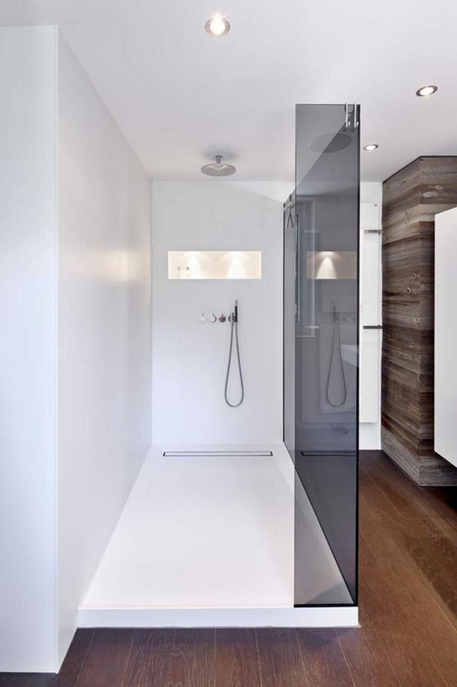 На фото: большая ванная комната в современном стиле с белыми стенами, темным паркетным полом, душевой кабиной, открытым душем и открытым душем с