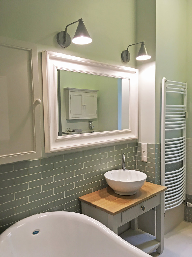 Свежая идея для дизайна: главная ванная комната среднего размера в стиле шебби-шик с отдельно стоящей ванной, душем над ванной, зеленой плиткой, плиткой кабанчик, зелеными стенами, настольной раковиной, столешницей из дерева и серым полом - отличное фото интерьера