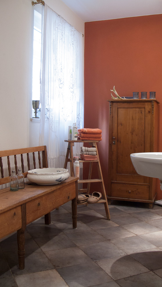 Стильный дизайн: ванная комната среднего размера в стиле кантри с подвесной раковиной, открытым душем, инсталляцией, серой плиткой, керамической плиткой, красными стенами, полом из керамической плитки и душевой кабиной - последний тренд