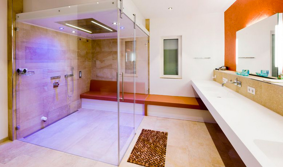 Идея дизайна: большая ванная комната в современном стиле с душем без бортиков, бежевой плиткой, каменной плиткой, белыми стенами, полом из известняка и монолитной раковиной