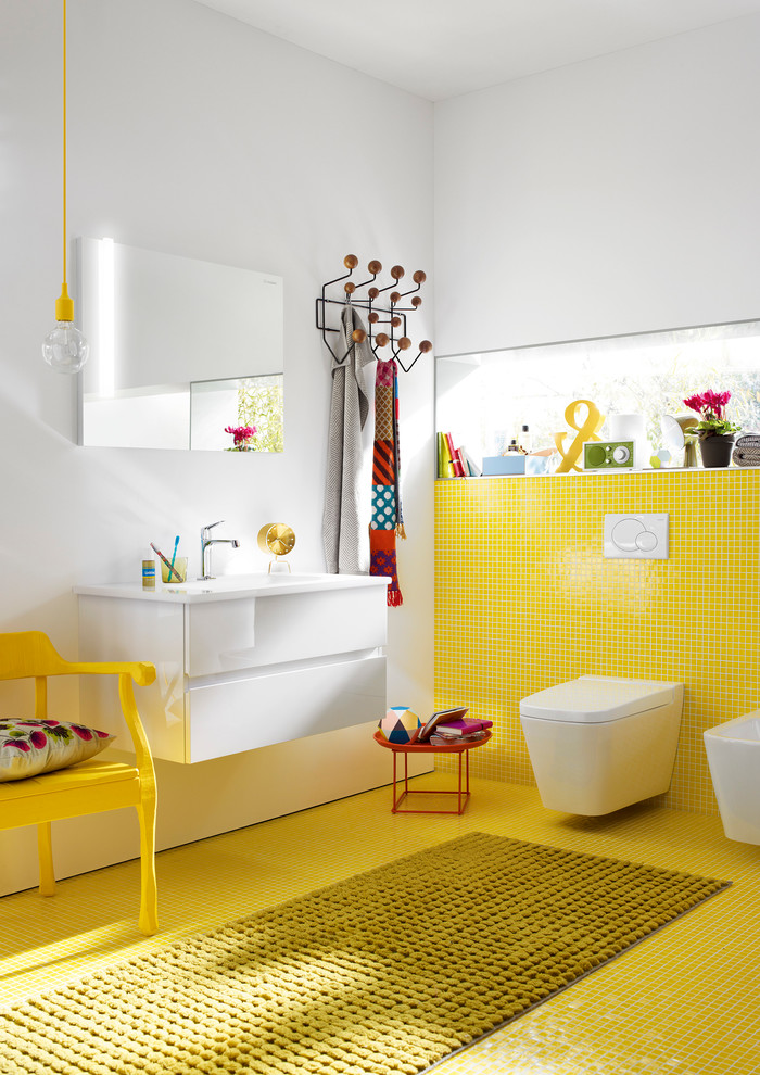 Пример оригинального дизайна: маленькая ванная комната в современном стиле с раковиной с несколькими смесителями, плоскими фасадами, белыми фасадами, инсталляцией, желтой плиткой, белыми стенами и полом из мозаичной плитки для на участке и в саду