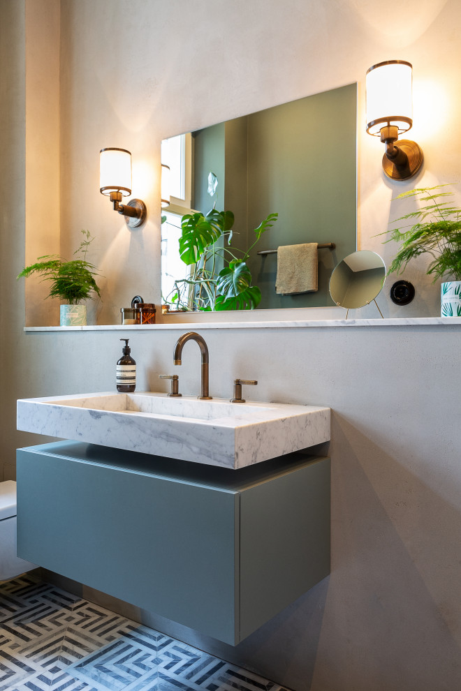 Modernes Badezimmer mit flächenbündigen Schrankfronten, grauen Schränken, grauer Wandfarbe, Wandwaschbecken, buntem Boden, Einzelwaschbecken und schwebendem Waschtisch in Berlin