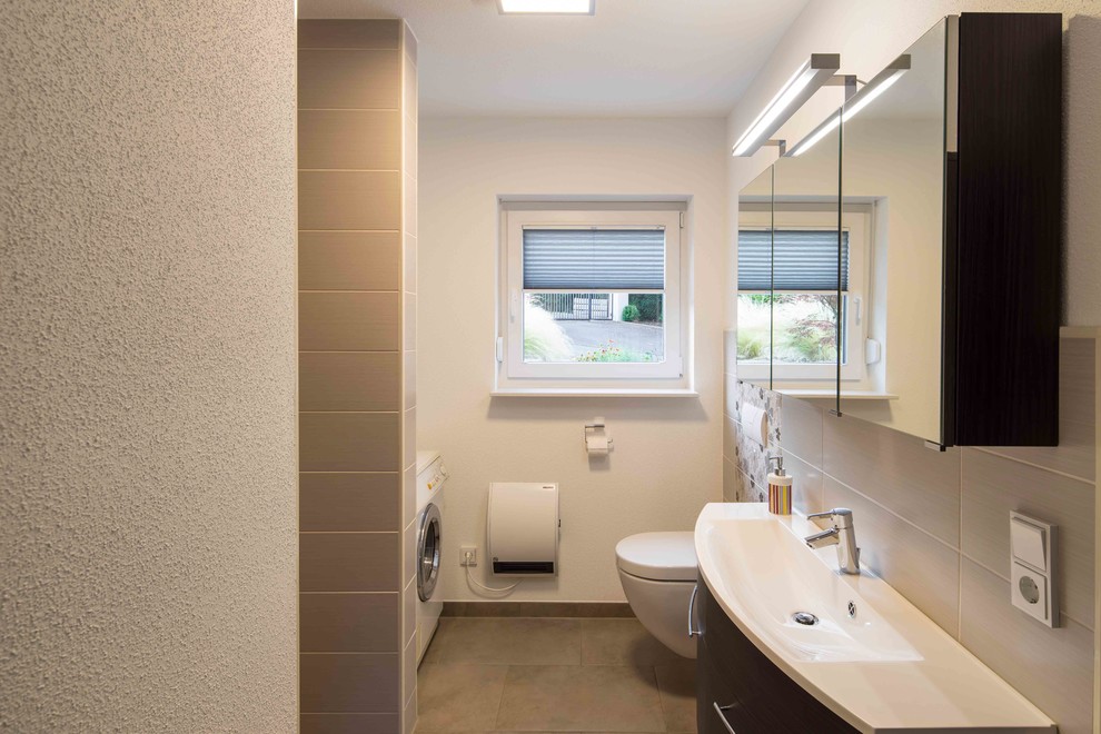 Modernes Badezimmer mit weißer Wandfarbe, braunen Schränken, beigen Fliesen und beigem Boden in Sonstige