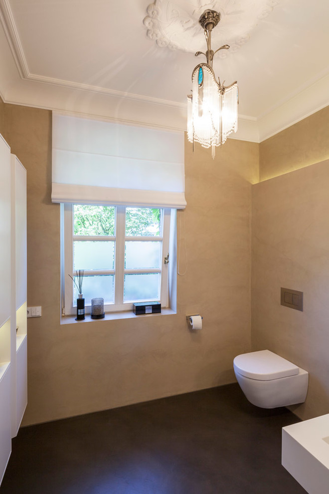 Inspiration pour une salle d'eau design de taille moyenne avec WC suspendus et un mur beige.