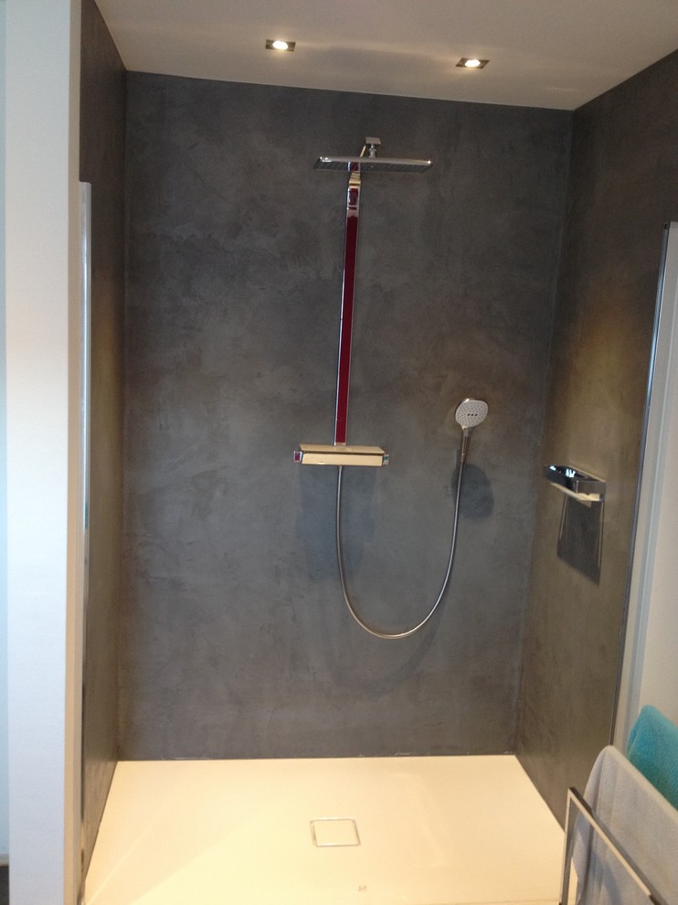 Ejemplo de cuarto de baño actual grande con paredes grises, aseo y ducha, ducha a ras de suelo, baldosas y/o azulejos grises, baldosas y/o azulejos de piedra y ducha abierta