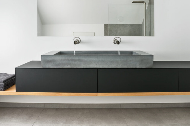Beton-Waschbecken XL auf schwebendem Waschtisch aus Holz und Glas - Modern  - Badezimmer - Düsseldorf - von B&K Design | Houzz