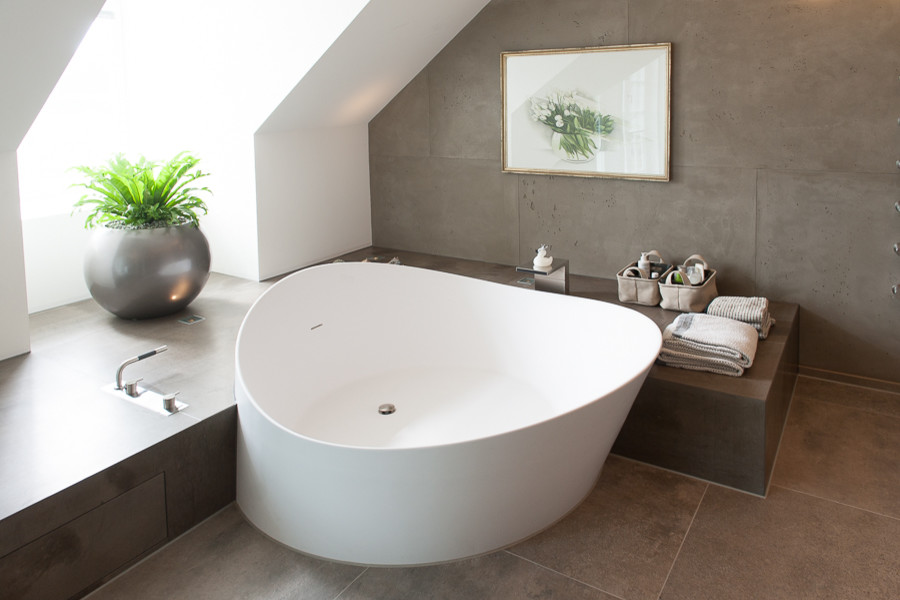 Mittelgroßes Modernes Badezimmer mit Einbaubadewanne, braunen Fliesen, weißer Wandfarbe, Keramikboden und braunem Boden in Köln