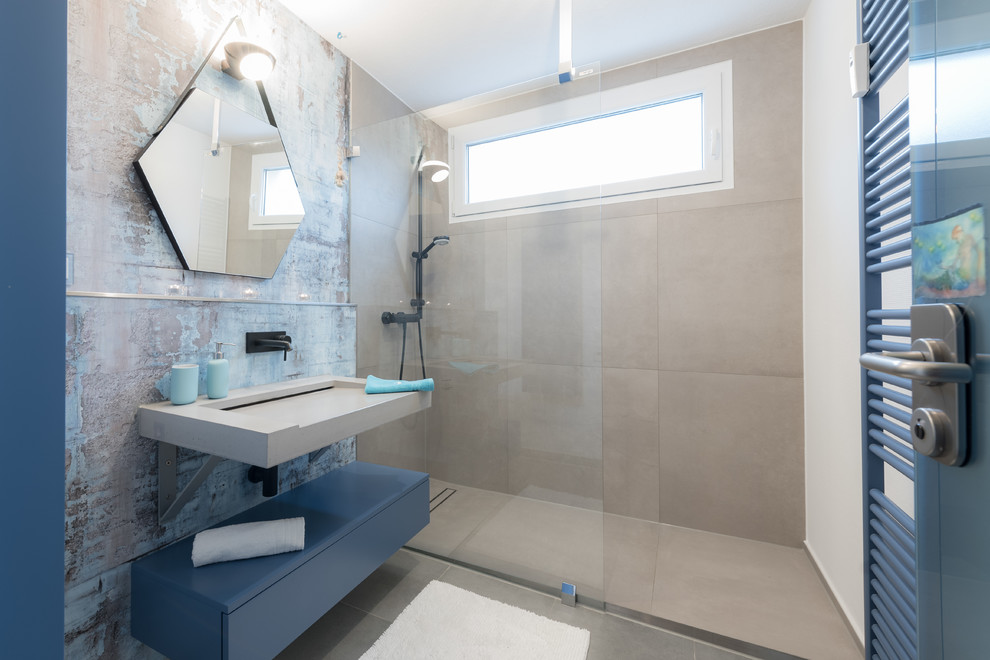 シュトゥットガルトにある小さなインダストリアルスタイルのおしゃれなバスルーム (浴槽なし) (フラットパネル扉のキャビネット、青いキャビネット、洗い場付きシャワー、ベージュの壁、セメントタイルの床、横長型シンク、ベージュの床、オープンシャワー) の写真