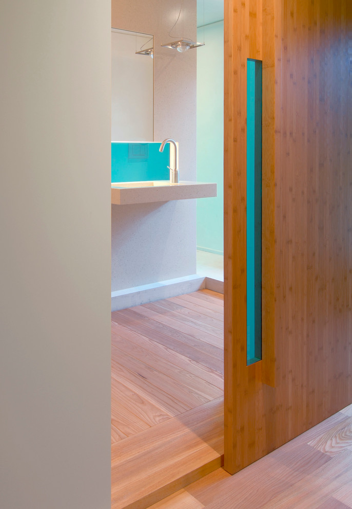 Kleines Modernes Duschbad mit bodengleicher Dusche, Wandtoilette mit Spülkasten, Mineralwerkstoff-Waschtisch und beiger Waschtischplatte in Düsseldorf