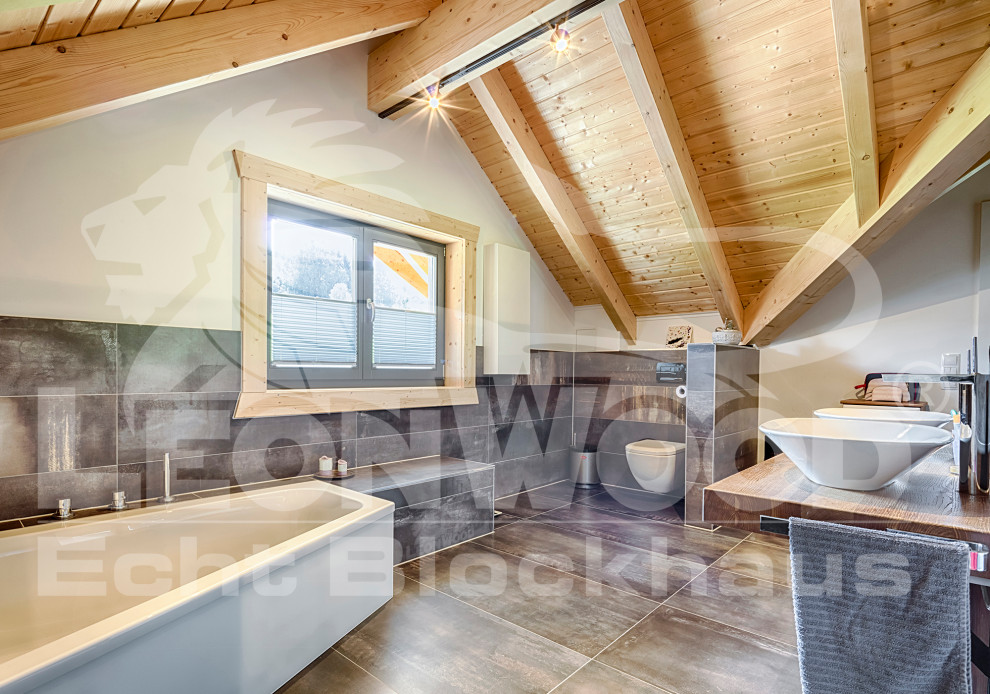 Idee per una grande stanza da bagno padronale country con piastrelle grigie, top in legno, pavimento grigio e top marrone