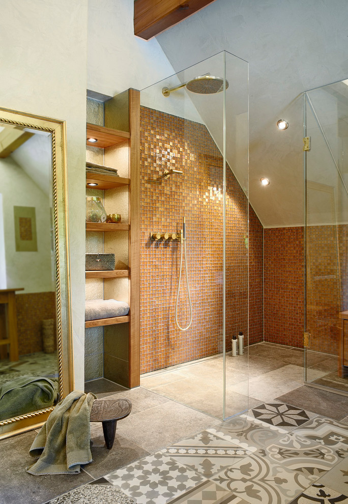 Bild på ett mellanstort medelhavsstil badrum med dusch, med öppna hyllor, skåp i mörkt trä, en kantlös dusch, brun kakel, mosaik, grå väggar, klinkergolv i keramik, flerfärgat golv och dusch med gångjärnsdörr