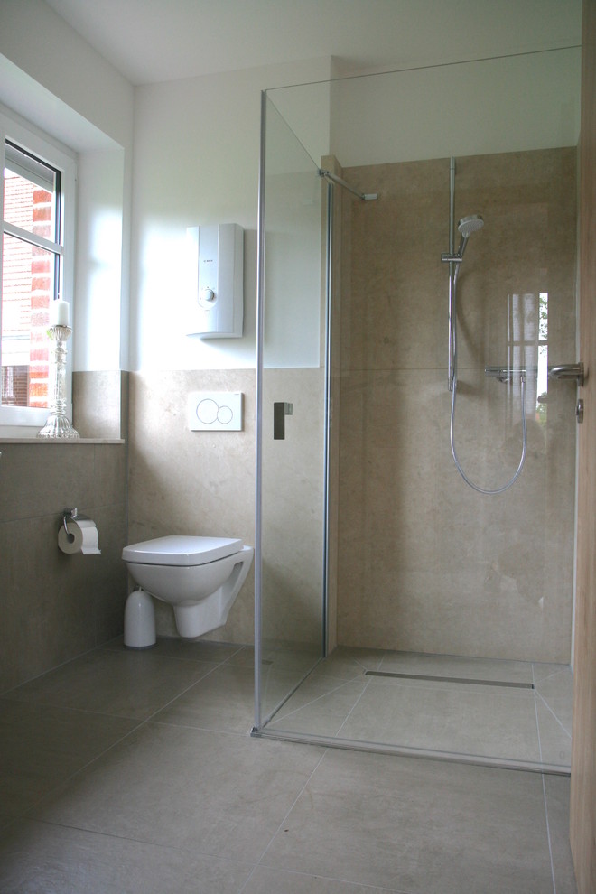 Modernes Badezimmer En Suite mit bodengleicher Dusche, beigen Fliesen, Marmorfliesen, Keramikboden und grauem Boden in Düsseldorf