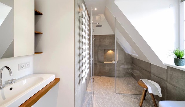 Bodengleiche Dusche in Dachschräge - Modern - Bathroom - Munich - by  Heerwagen Design Consulting | Houzz
