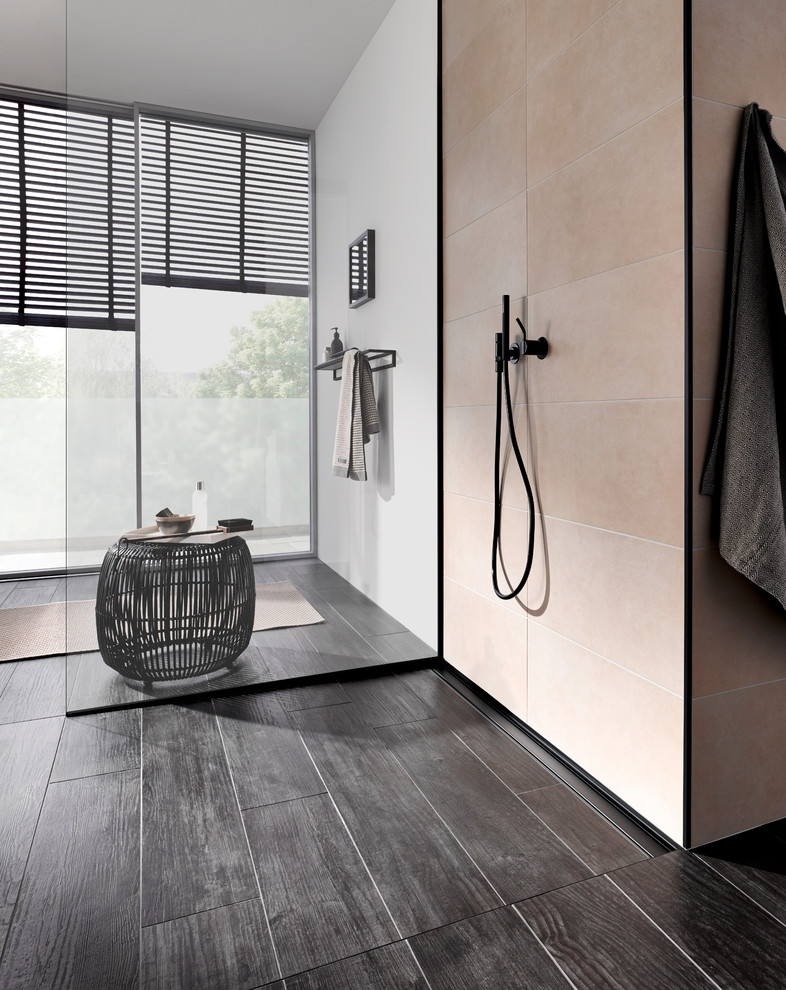 Modernes Badezimmer mit offener Dusche in Dortmund