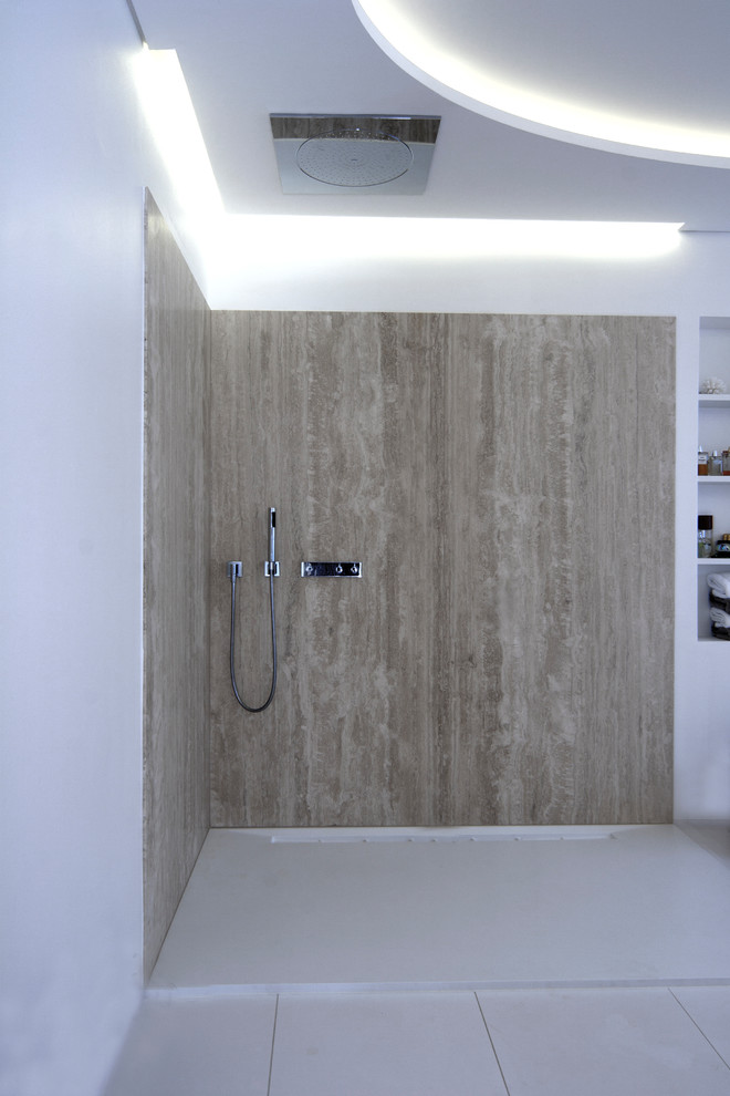 Imagen de cuarto de baño principal contemporáneo de tamaño medio con ducha a ras de suelo, baldosas y/o azulejos beige, losas de piedra, paredes blancas y suelo de baldosas de porcelana