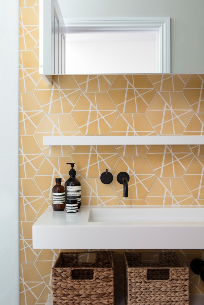Inspiration för mellanstora moderna grått badrum med dusch, med öppna hyllor, vita skåp, gul kakel, keramikplattor, gula väggar, ett integrerad handfat, bänkskiva i kvartsit och beiget golv