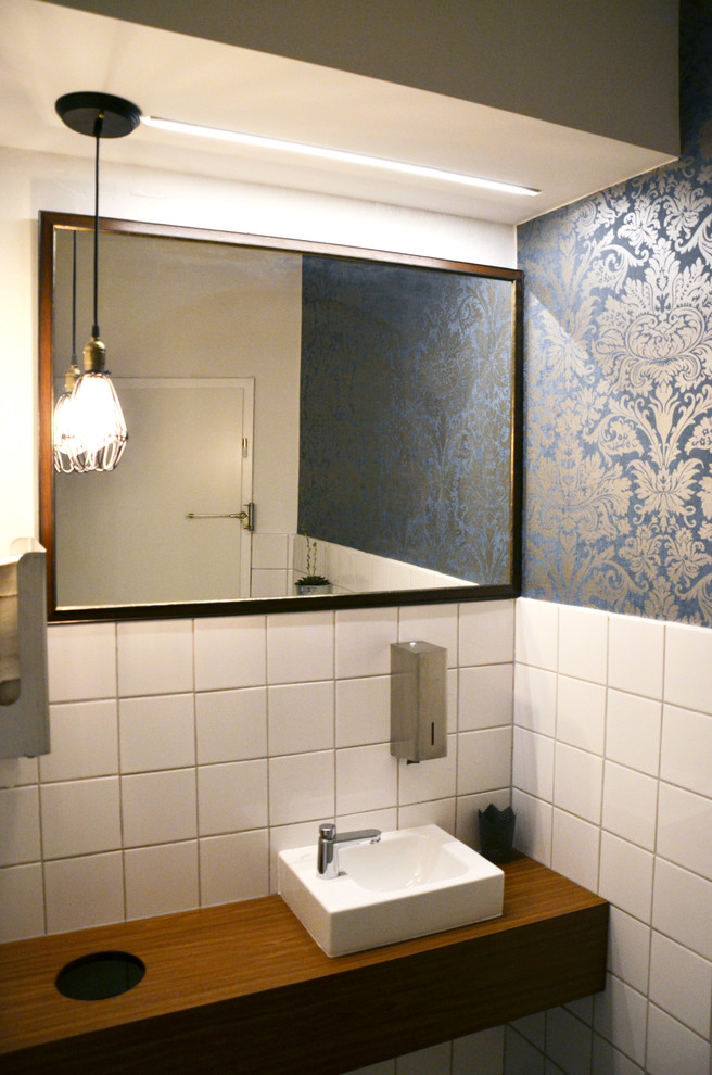 Immagine di una piccola stanza da bagno padronale bohémian con piastrelle bianche, piastrelle in ceramica, pareti blu e top in legno
