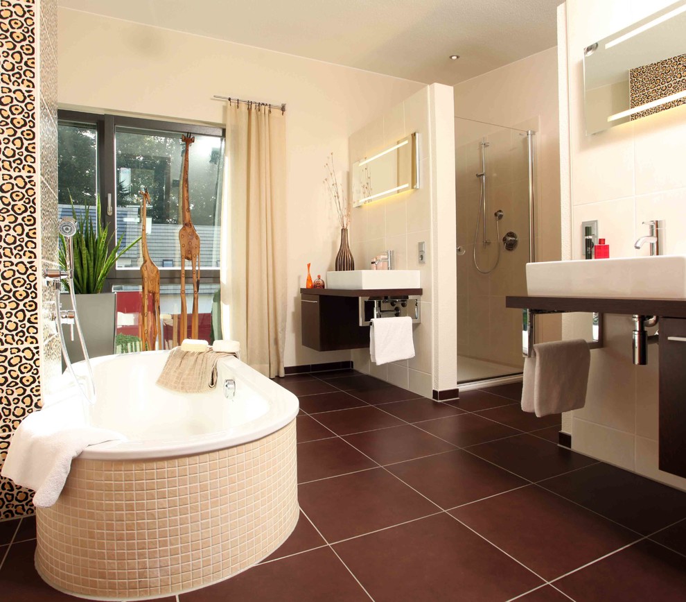 Стильный дизайн: ванная комната в современном стиле с коричневыми фасадами, отдельно стоящей ванной, душем без бортиков, белой плиткой, бежевыми стенами, красным полом и синей столешницей - последний тренд