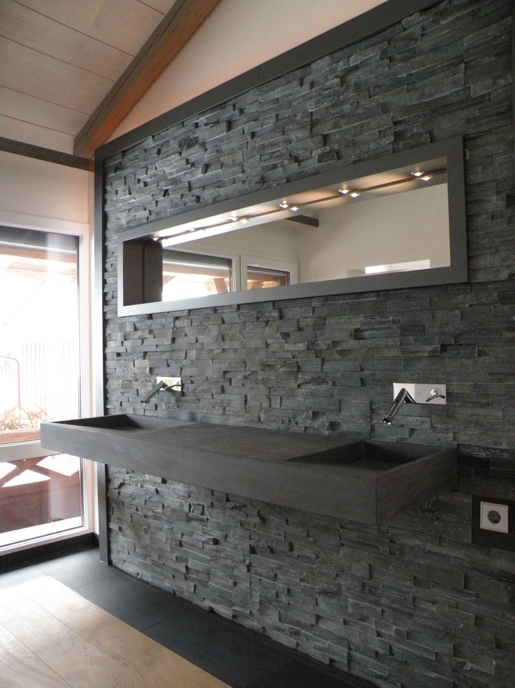Inspiration pour une salle d'eau design avec une douche à l'italienne, un carrelage noir, des dalles de pierre, un mur blanc, un sol en ardoise, une grande vasque et un plan de toilette en calcaire.