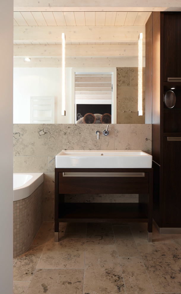 Ispirazione per una stanza da bagno minimal di medie dimensioni con lavabo rettangolare, ante in legno bruno, piastrelle beige, piastrelle in pietra, pareti beige, top in legno e pavimento in marmo