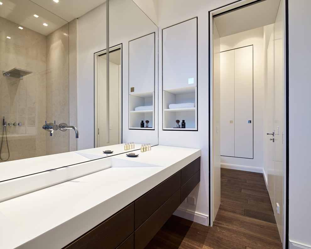Mittelgroßes Modernes Badezimmer mit flächenbündigen Schrankfronten, braunen Schränken und dunklem Holzboden in Hamburg