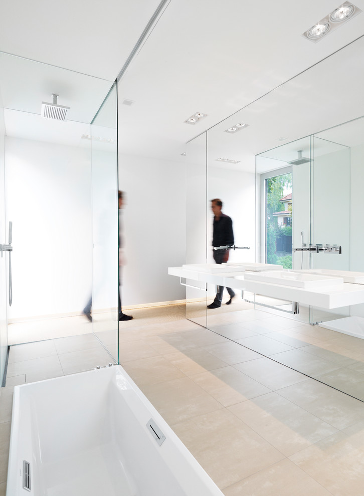 Großes Modernes Badezimmer En Suite mit freistehender Badewanne, bodengleicher Dusche, weißer Wandfarbe und Wandwaschbecken in Frankfurt am Main