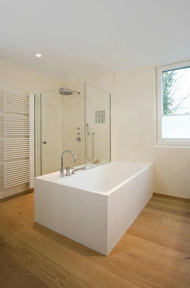 ニュルンベルクにあるコンテンポラリースタイルのおしゃれな浴室 (淡色無垢フローリング) の写真