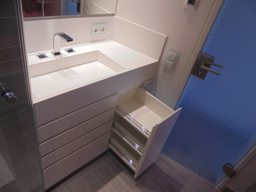 Design ideas for a small contemporary bathroom in Stuttgart.