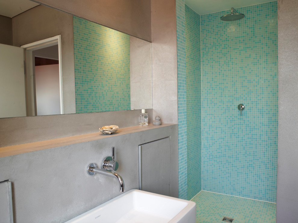 Mittelgroßes Modernes Badezimmer En Suite mit Einbaubadewanne, Wandwaschbecken, Einzelwaschbecken und schwebendem Waschtisch in Stuttgart
