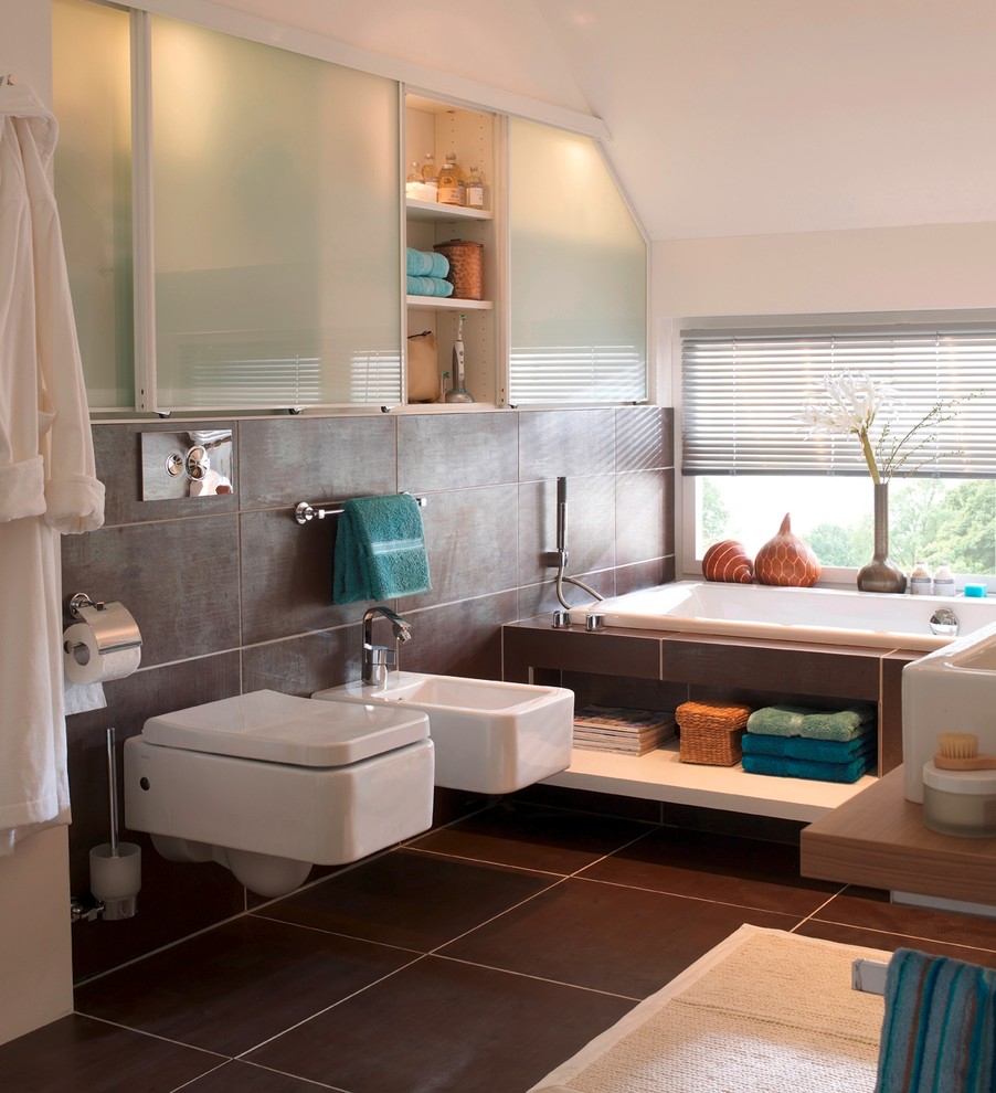 This is an example of a contemporary bathroom in Hamburg.