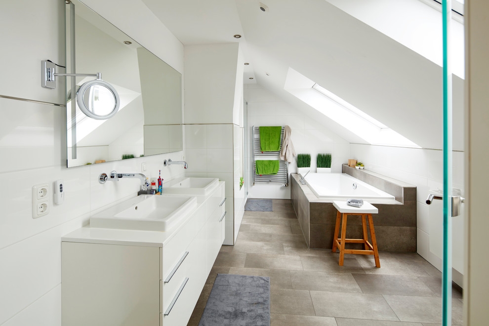 Источник вдохновения для домашнего уюта: большая ванная комната в скандинавском стиле с плоскими фасадами, белыми фасадами, накладной ванной, коричневой плиткой, белой плиткой, душевой кабиной, накладной раковиной, серым полом и белой столешницей