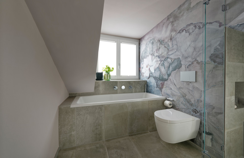 Diseño de cuarto de baño principal actual grande con bañera encastrada, sanitario de pared, paredes blancas y suelo gris