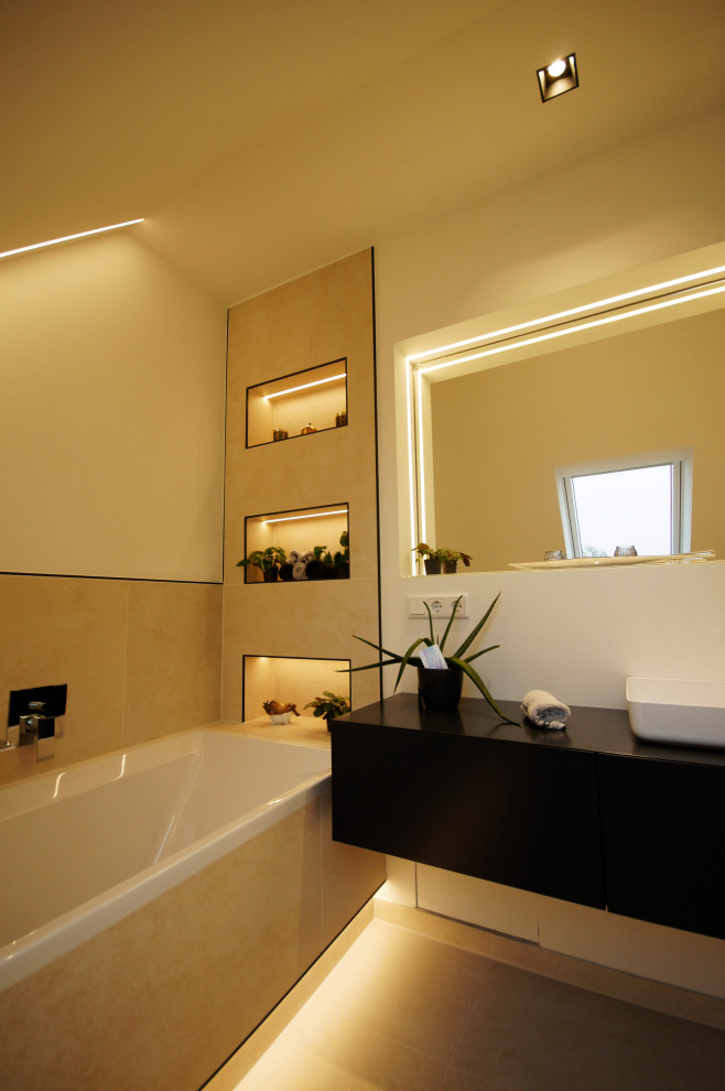 Ejemplo de cuarto de baño escandinavo de tamaño medio con armarios con paneles lisos, bañera encastrada, encimera de madera y encimeras negras
