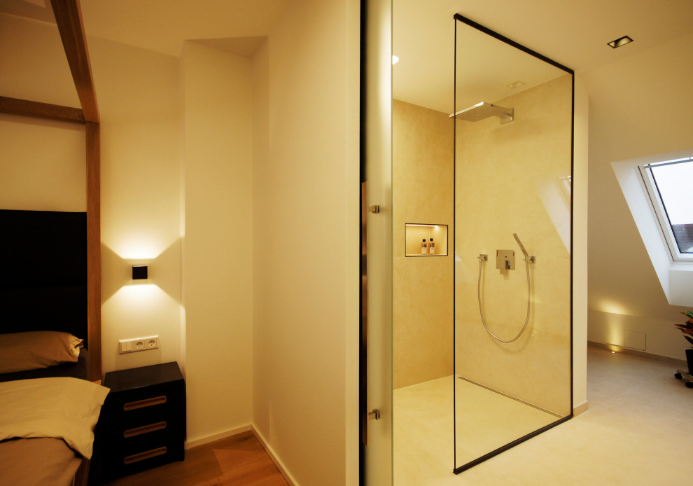 Exemple d'une salle de bain scandinave de taille moyenne avec un placard à porte plane, une baignoire posée, un plan de toilette en bois et un plan de toilette noir.