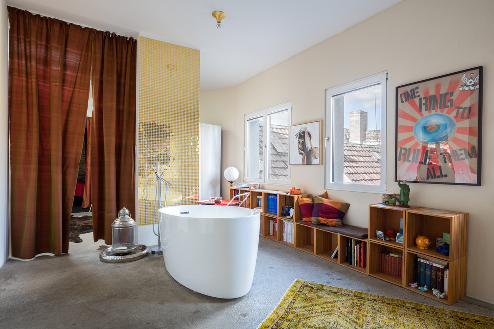 Идея дизайна: ванная комната в стиле фьюжн с отдельно стоящей ванной, бежевыми стенами, бетонным полом и серым полом