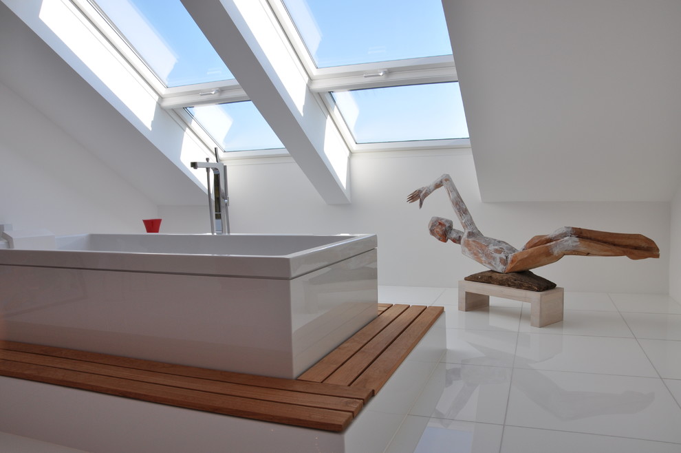 Foto di una stanza da bagno contemporanea di medie dimensioni con vasca freestanding e pareti bianche