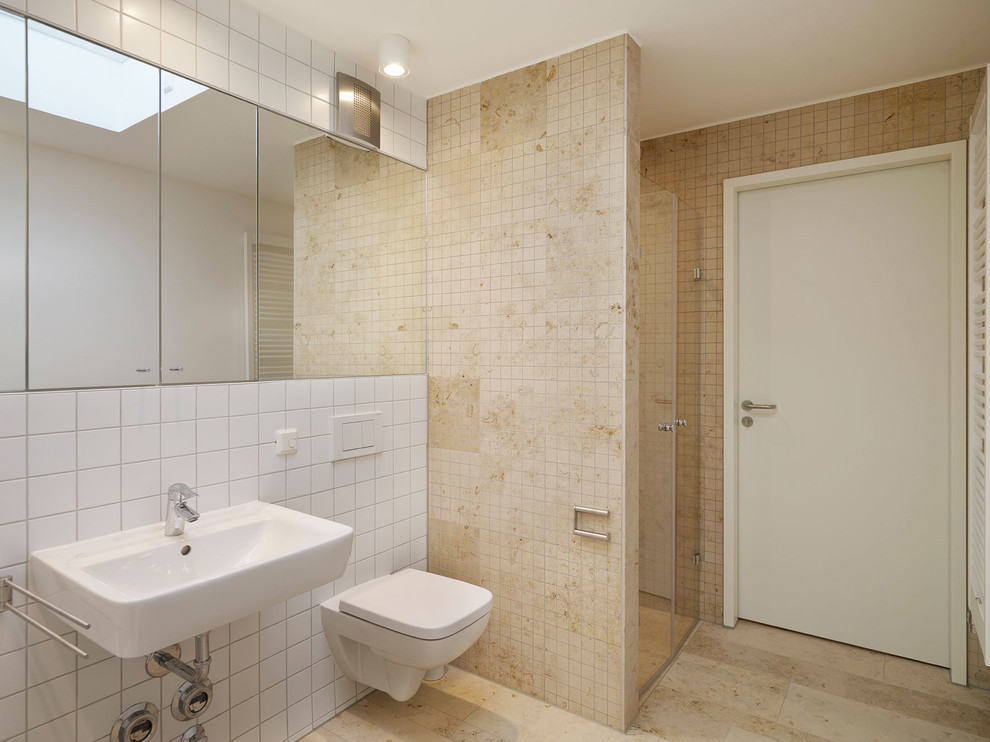 На фото: маленькая ванная комната в современном стиле с бежевой плиткой, плиткой мозаикой, инсталляцией, бежевыми стенами, подвесной раковиной, душем в нише и полом из известняка для на участке и в саду