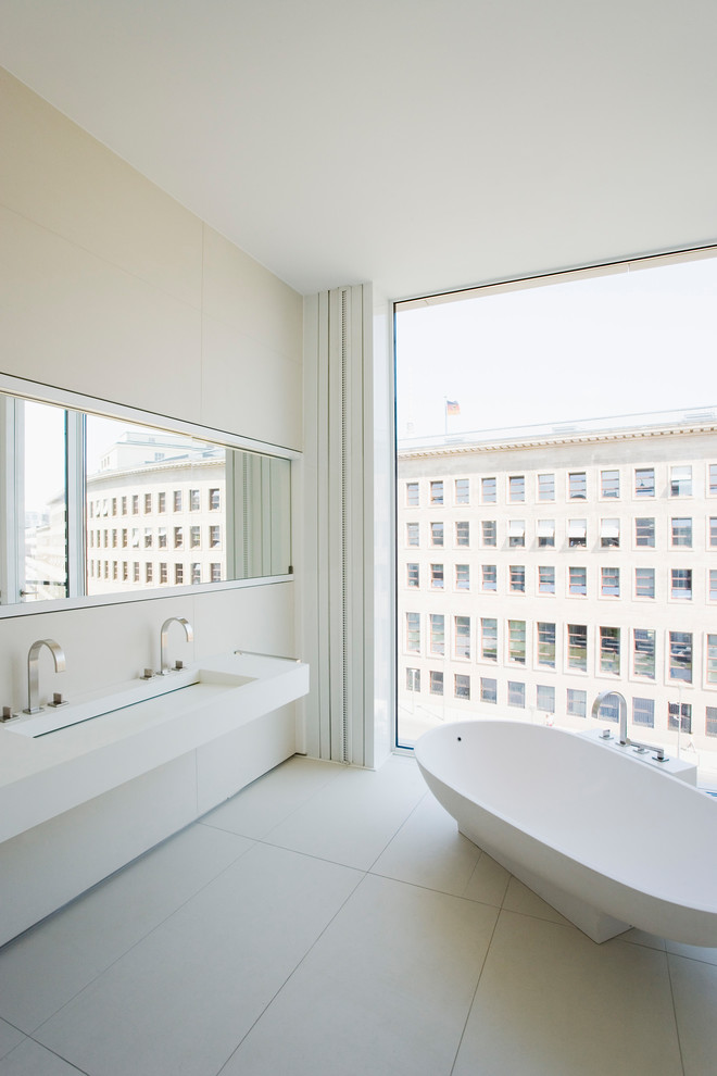 Идея дизайна: огромная главная ванная комната в стиле модернизм с белыми стенами, отдельно стоящей ванной, раковиной с несколькими смесителями, бежевым полом, керамогранитной плиткой и полом из керамогранита