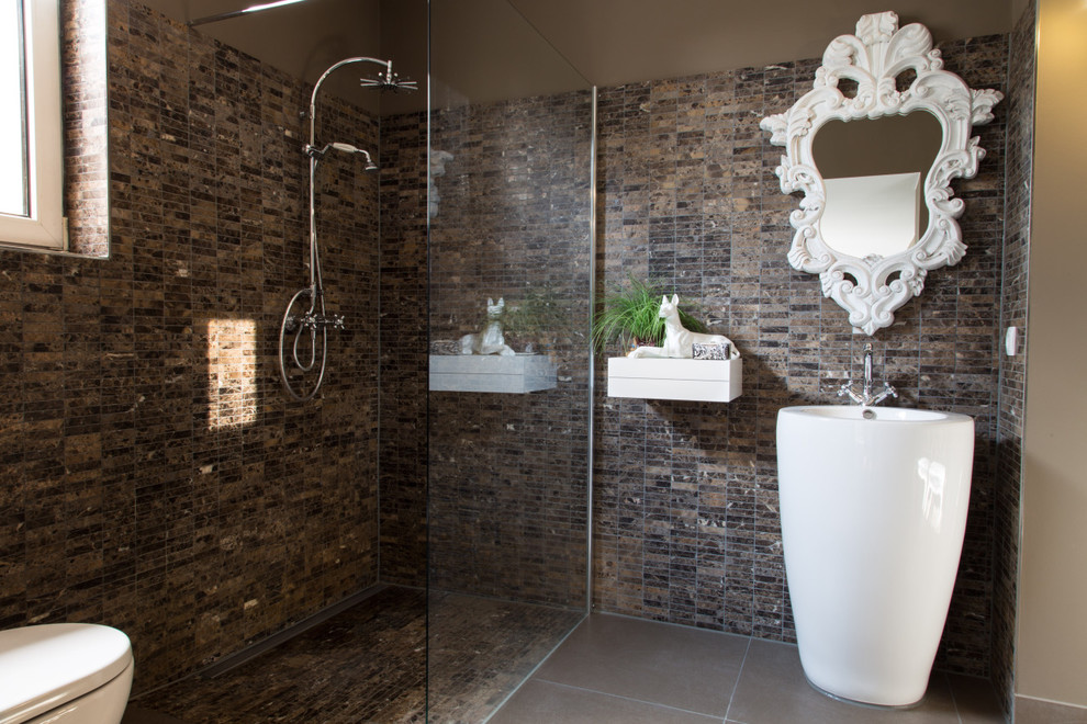 Идея дизайна: огромная главная ванная комната в стиле фьюжн с открытым душем, коричневой плиткой, удлиненной плиткой, коричневыми стенами, раковиной с пьедесталом, открытым душем и коричневым полом