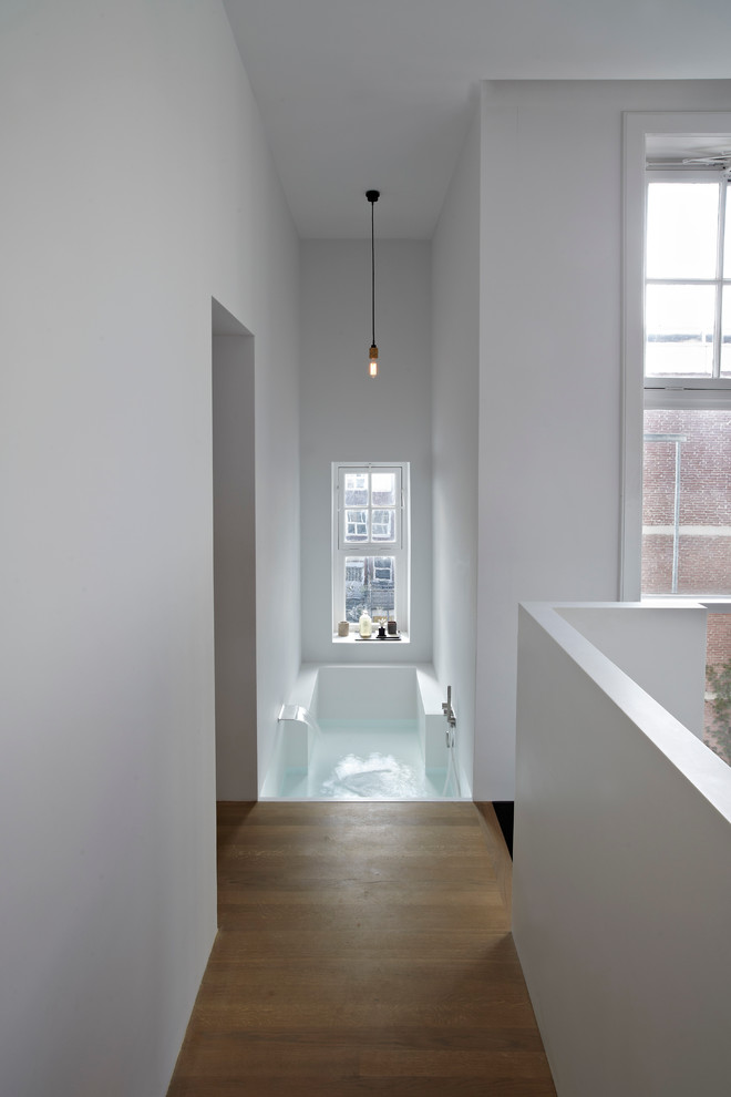 Imagen de cuarto de baño minimalista con encimera de acrílico